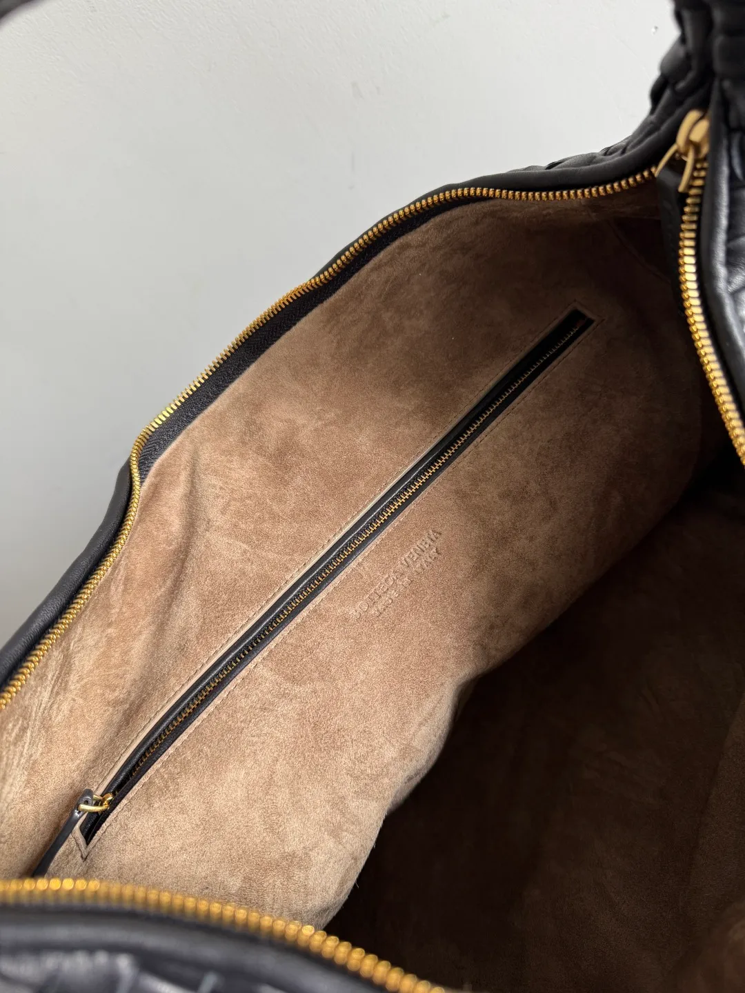 Batch 3260 Bottega Veneta Large Veneta Shoulder Bag Classic Reappearance The classic that has not been seen for many years has returned. Simple and round, soft and tough, it is reinterpreted from the perspective of modern aesthetics. The relaxed expression of the Hobo bag and the casual silhouette can be easily carried whether it is paired with commuting wear or casual style, and it shows an effortless sense of fashion~ Style number: 856739 Size: 59*39*6cm